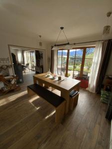 een woonkamer met een houten tafel en een groot raam bij Bauniglerhof in Riedering