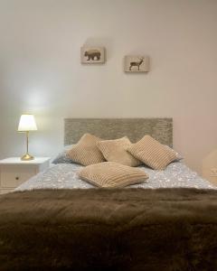 Un dormitorio con una cama con almohadas. en Modern & Luxury Flat, en Sutton