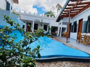 una piscina nel cortile di una casa di Didas Villa ad Arusha