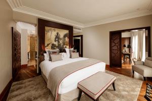 Postel nebo postele na pokoji v ubytování Nobu Hotel Marrakech