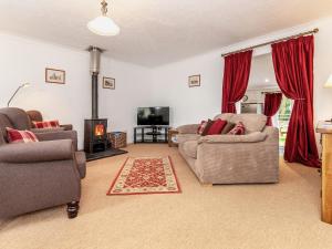 a living room with two couches and a television at Cwtch Lloi - Qc1665 in Llandeloy