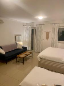 uma sala de estar com duas camas e um sofá em Apartment Dherin em Supetar