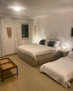 um quarto com 2 camas e uma mesa de centro em Apartment Dherin em Supetar