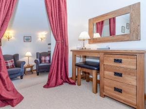 a room with a desk and a mirror and a chair at Cwtch Lloi - Qc1665 in Llandeloy