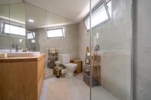 豐沙爾的住宿－Villa 65 - City Edge Retreat，浴室配有卫生间、盥洗盆和淋浴。