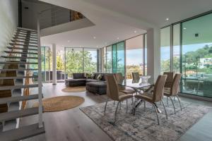 Posezení v ubytování Villa 65 - City Edge Retreat