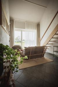 uma sala de estar com um banco e uma janela em Pilguse Residency em Jõgela