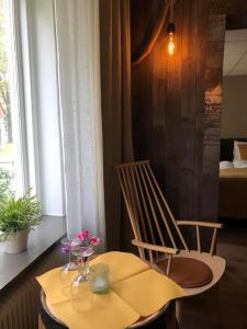 un tavolo con due sedie e una tovaglia gialla di Steel Hotel a Smedjebacken