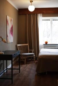 1 dormitorio con 1 cama, 1 silla y 1 ventana en Steel Hotel en Smedjebacken
