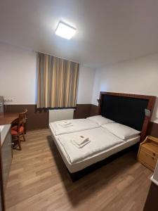 Giường trong phòng chung tại Hotel Castellana