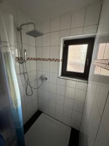 a bathroom with a shower and a window at Schön gelegene Apartments im Zentrum in Mönchengladbach MG07 und MG10 in Mönchengladbach +7 photos