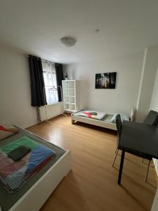 a room with a bed and a desk in it at Schön gelegenes Apartment im Zentrum in Mönchengladbach in Mönchengladbach