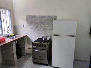 Dapur atau dapur kecil di Casas o Habitaciòn con PILETA