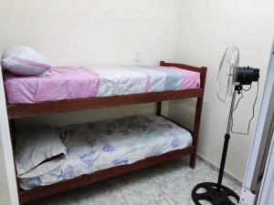 Katil dua tingkat atau katil-katil dua tingkat dalam bilik di Casas o Habitaciòn con PILETA