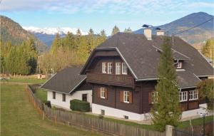 Fellbach的住宿－Stunning Home In Kleblach-lind With Wi-fi，棕色和白色的房屋,设有围栏