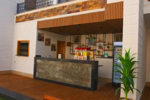 カイロにあるMoon Light Hotel Cairo DAR EL ESHARAのカウンター付きのお部屋