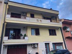 un edificio amarillo con ventanas y balcones. en Mansarda mentana en Vittoria