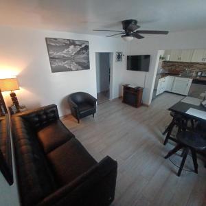 ein Wohnzimmer mit einem Sofa und einem Tisch in der Unterkunft Reserva Hills: a quiet getaway! in Tijuana