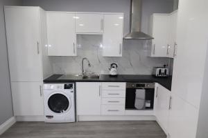 Η κουζίνα ή μικρή κουζίνα στο NEW 1 BED FLAT IN DARTFORD AIRPORT PICK,DROP AVAILABLE- 40 Mins into London -FIBRE BROADBAND-10 MINS WALK TO CITY CENTRE
