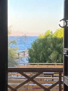 una vista del océano desde un balcón en Light house camp, en Dahab 2 fotos más