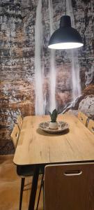 einen Esstisch mit Wasserfall in der Unterkunft Apartamento Calamina in Riópar