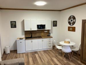 Kuchyň nebo kuchyňský kout v ubytování Egrensis Apartments
