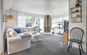 uma sala de estar com um sofá branco e uma cadeira em Beautiful Home In Lgstrup With Outdoor Swimming Pool em Løgstrup
