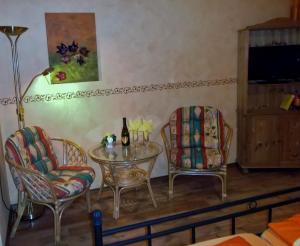 sala de estar con 2 sillas y mesa en Annenhof en Bad Birnbach