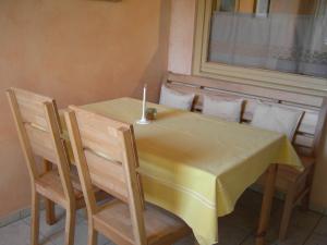 żółty stół z krzesłami i świecą w obiekcie Annenhof w mieście Bad Birnbach