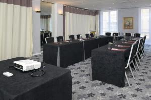 Um restaurante ou outro lugar para comer em Hôtel De France