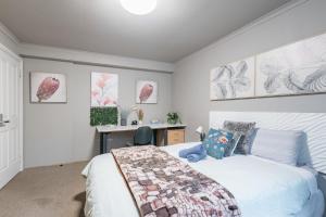 1 dormitorio con cama y escritorio. en Boutique Private Rm 7 Min Walk to Sydney Domestic Airport - SHAREHOUSE en Sídney