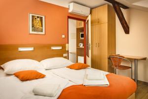 Postel nebo postele na pokoji v ubytování Hotel Golden City Garni