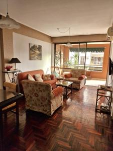 a living room with a couch and a table at Tintes de Otoño in San Miguel de Tucumán