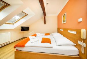 Postel nebo postele na pokoji v ubytování Hotel Golden City Garni
