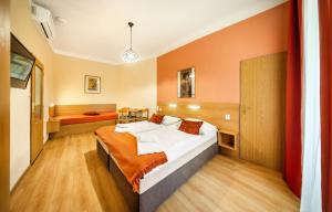 Postel nebo postele na pokoji v ubytování Hotel Golden City Garni