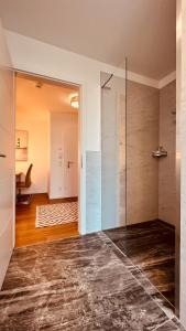 Habitación con baño con ducha acristalada. en Haus Baltic Star, en Börgerende-Rethwisch 150 fotos más