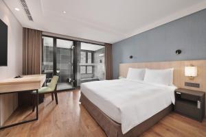 Rúm í herbergi á Four Points by Sheraton Yilan Jiaoxi