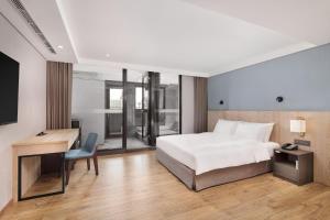 Rúm í herbergi á Four Points by Sheraton Yilan Jiaoxi