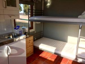 ÅrsundaにあるÅrsunda Strandbadの小さな部屋で、キッチンに二段ベッド2組が備わります。