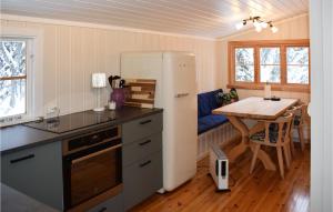 uma cozinha com um frigorífico e uma mesa em Awesome Home In Eggedal With House A Mountain View em Eggedal