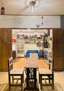 een kamer met een tafel en stoelen en een keuken bij Nadoiview Homestay นาดอยวิวโฮมสเตย์ in Pua