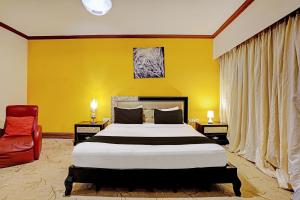 Un pat sau paturi într-o cameră la Townhouse Royal Palms Hotel - Rose