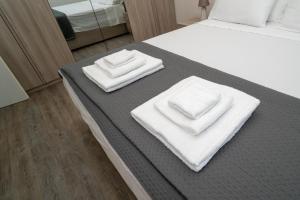 Dos toallas en una cama en una habitación en Appartamento 2 vicino Milano, en Bresso