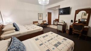 Giường trong phòng chung tại Winner Inn