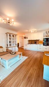 una sala de estar con un sofá y una mesa en Haus Baltic Star, en Börgerende-Rethwisch