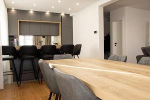 una sala conferenze con tavolo e sedie in legno di Hugo apartments a Zagabria