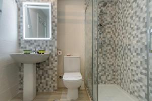 W łazience znajduje się toaleta, umywalka i prysznic. w obiekcie Bright new and wide- 1Bd 1Bth- Delicias w Madrycie