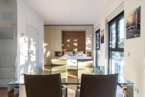 a dining room with a glass table and chairs at Cozy studio - 1Bathroom - Salamanca in Madrid