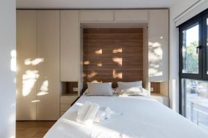 a bedroom with a white bed and a window at Cozy studio - 1Bathroom - Salamanca in Madrid