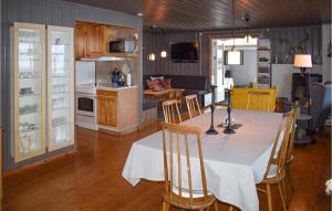 cocina y comedor con mesa y sillas en Cozy Home In Noresund With Kitchen, en Noresund